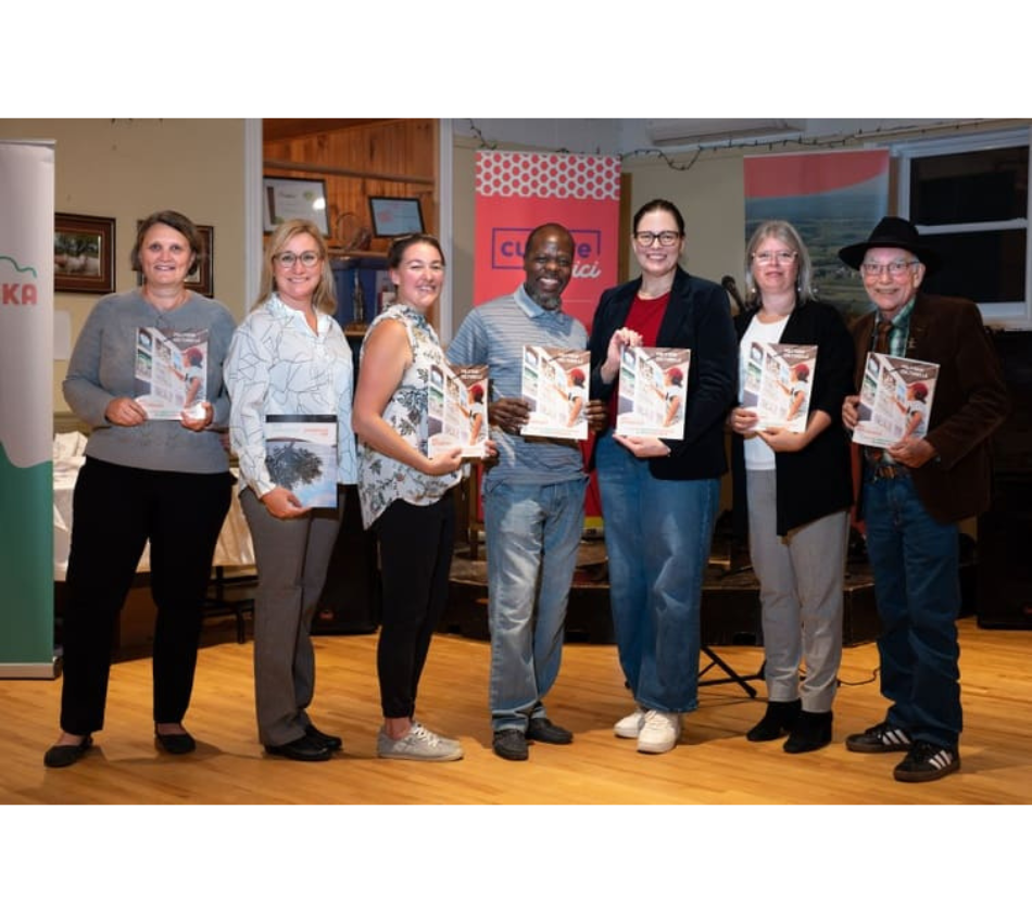 Acteurs du milieux avec la Politique culturelle de la MRC d'Arthabaska à la main