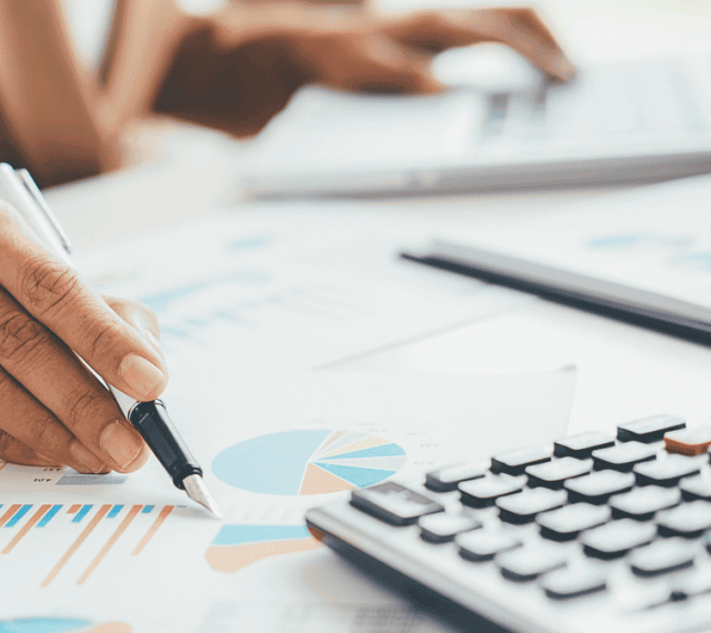 Auditeurs calculant un budget