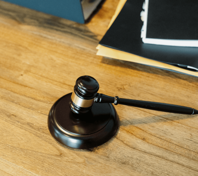 Marteau de juge et documents