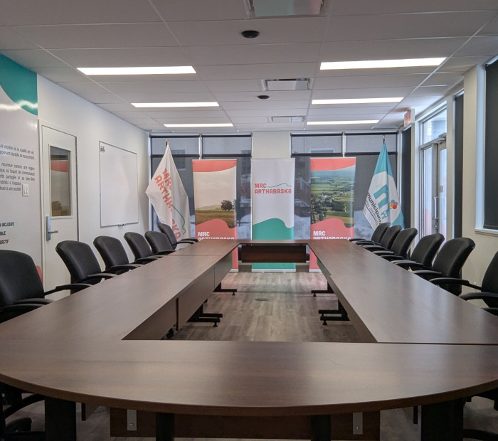 Salle de conférence dans les locaux de la MRC d'Arthabaska, salle Caroline-Marchand