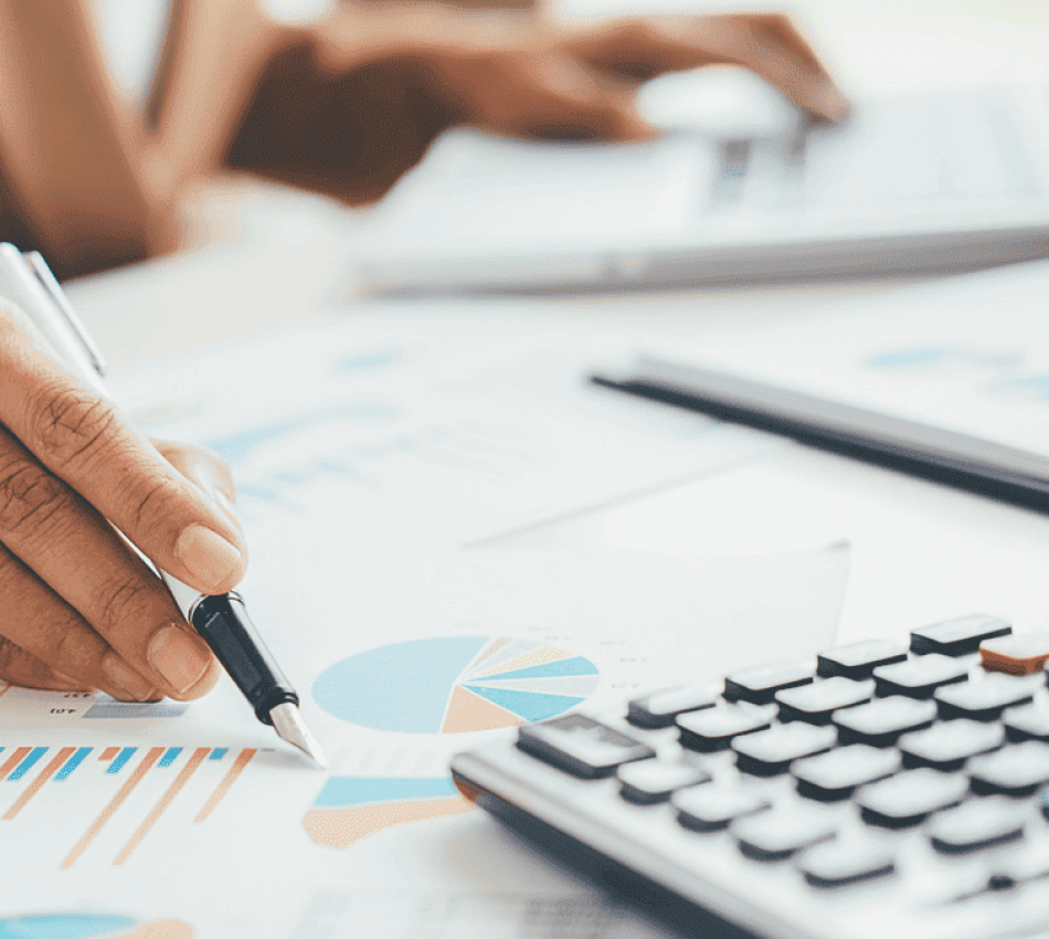 Auditeurs calculant un budget