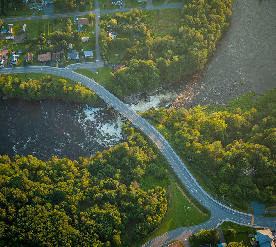 Vue à vol d’oiseau d’une rivière et de routes à Chesterville