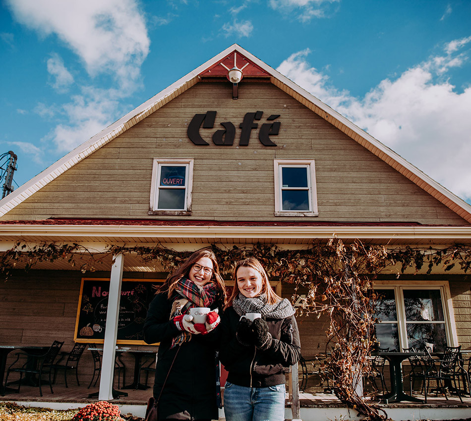 Deux jeunes femmes devant la Brûlerie de Cantons à Warwick