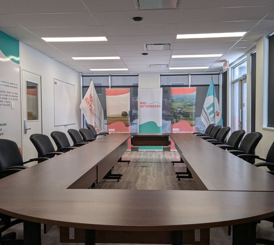 Salle de conférence dans les locaux de la MRC d'Arthabaska, salle Caroline-Marchand